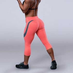 Violate the Dresscode Desire Coral Capris